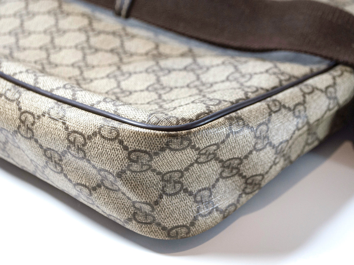 Gucci Men's GG Supreme Canvas Messenger Cross Body Bag